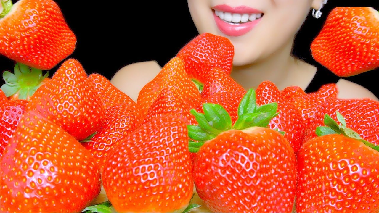 HEALTHY EATING ASMR: GIANT FRESH STRAWBERRIES ASMR | JUICY EATING SOUNDS | TracyN ASMR