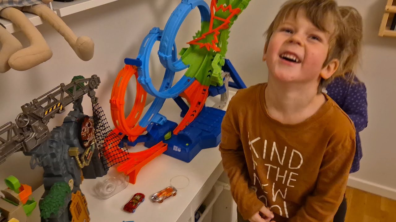 Barnen leker med sina Julklappar