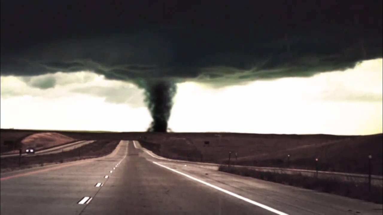 Смерч атмосферный вихрь. Торнадо 4 км. Тайфун смерч. Ураган циклон смерч. Смерч какая скорость.