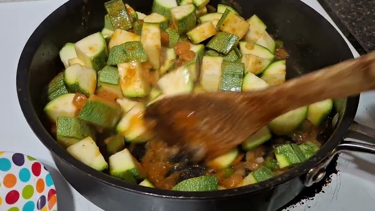 Preparando una nueva receta de camarones con pipian