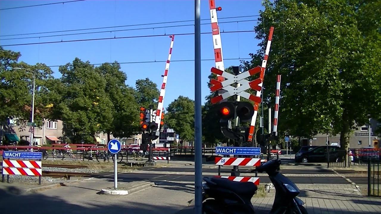 Spoorwegovergang Hoorn Kersenboogerd // Dutch railroad crossing