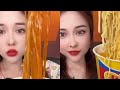 Eat instant noodles. There are noodles, vegetables and eggs