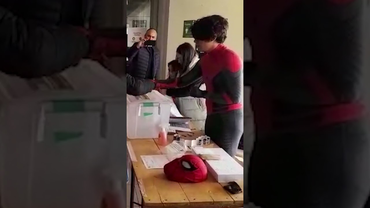 Vocal de mesa llega disfrazado de Spiderman a elecciones a consejeros constitucionales