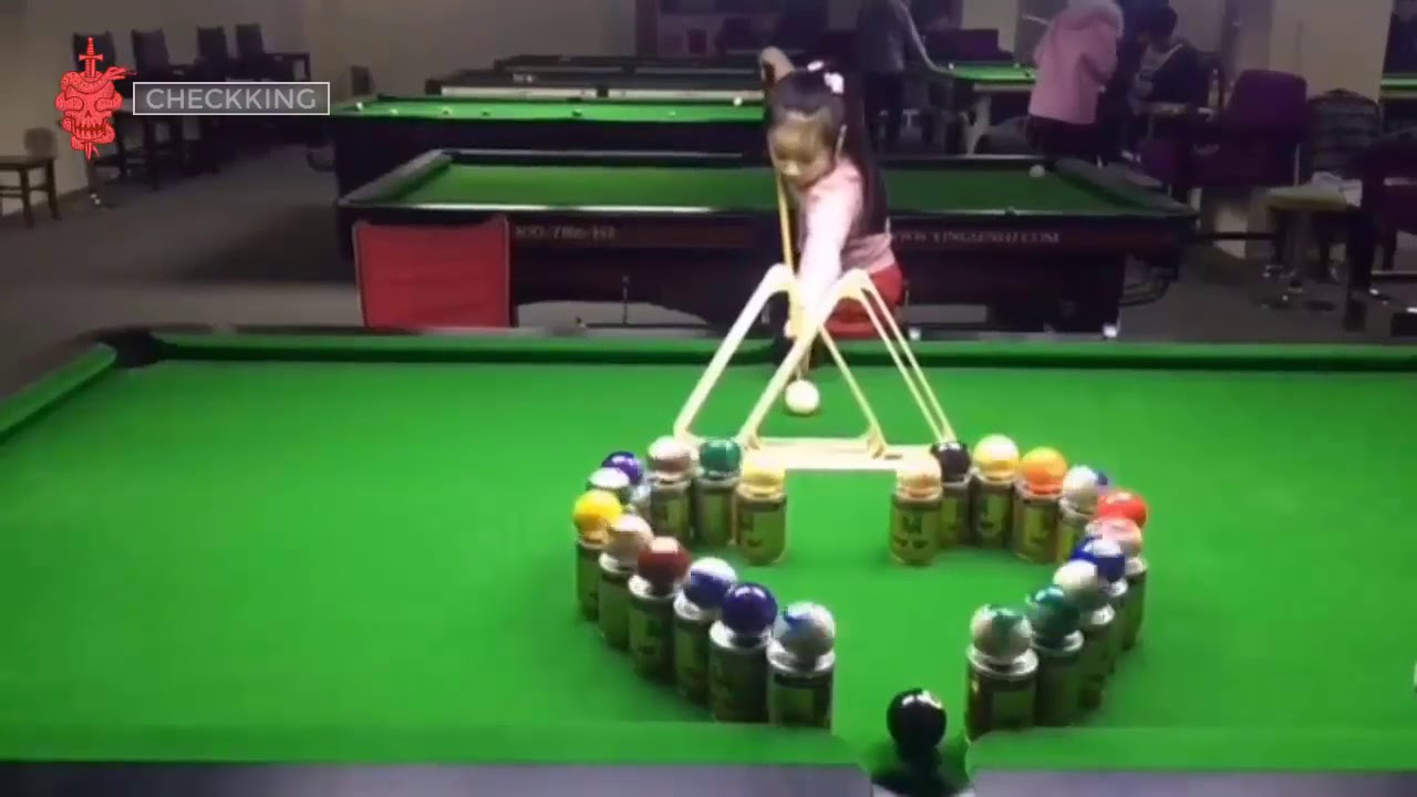 AMAZING LITTLE GIRL POOL TRICK SHOT