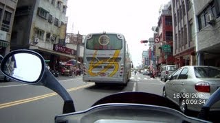 20130616-1009遊覽車428-UU前面已經黃燈了，你還開那麼快幹麻，是想闖紅燈嗎？