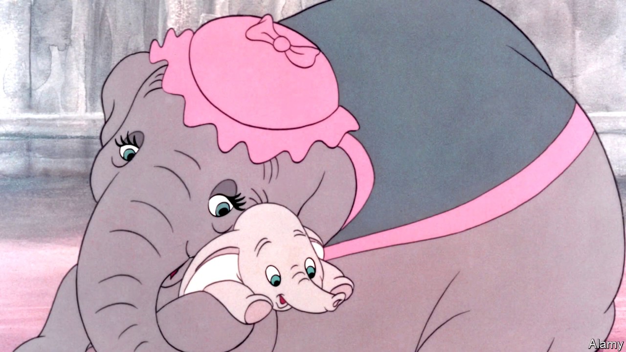 Мама про слоненка. Слоненок Дамбо. Дамбо с мамой. Слоненок Дамбо с мамой. Дамбо в чепчике.