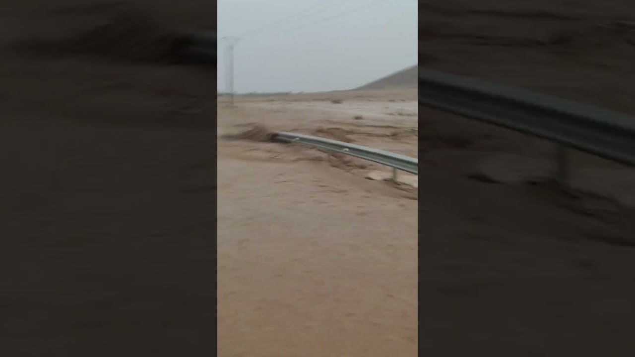 امطار الخير في مدينة وجدة تسبب انقطاع طريق  رابط بين 