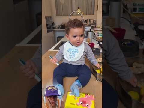 Video FABRIZIO CORONA: THIAGOOO, cosa c'è scritto sul bavaglino?