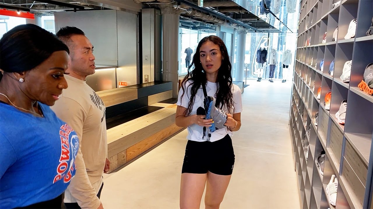 I had a beautiful woman choose my shoes for me. - YouTube