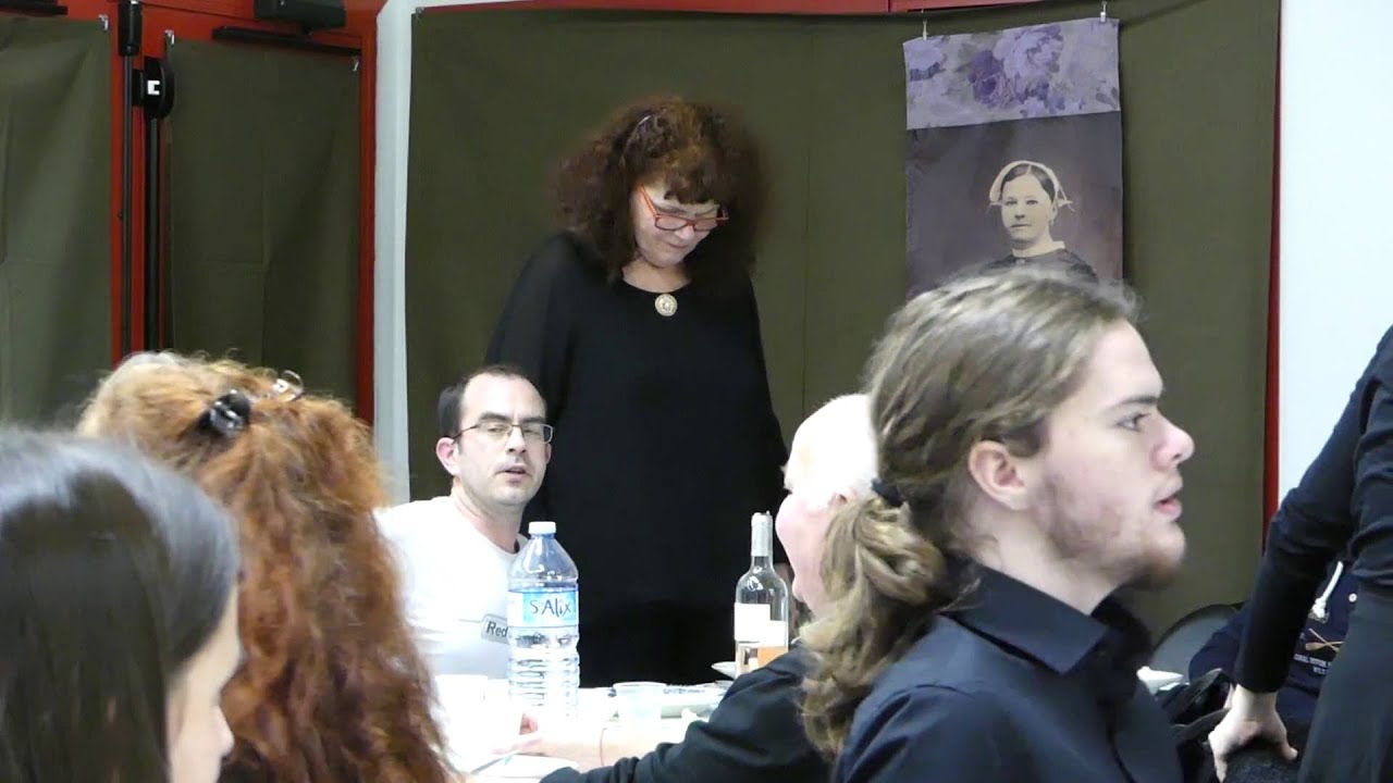 Marche "Au pied du lilas" chanté par Marino Le Mapilan (à la porte au palais)