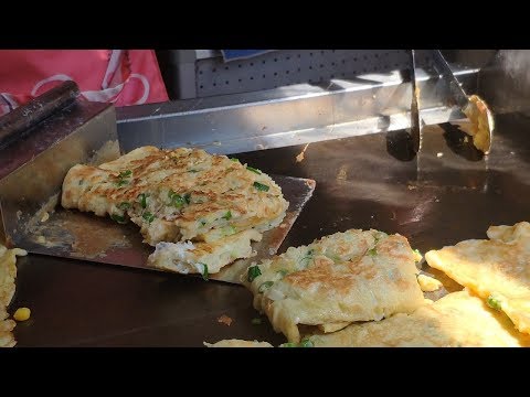 麵糊蛋餅—台灣街頭小吃.南門市場 Batter egg pancake roll（Danbing）Taiwan street food. Nanmeng market