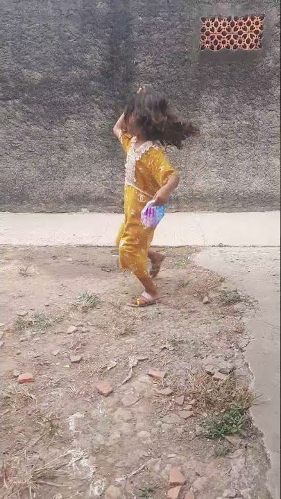 orang gila joget joget didepan rumah