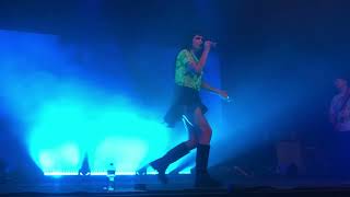 Benee - Glitter (Live at the Big Top, Sydney 2022) screenshot 4