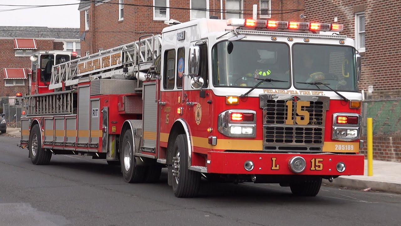 На место происшествия прибыла пожарная машина № 15 Филадельфийского пожарного управления.