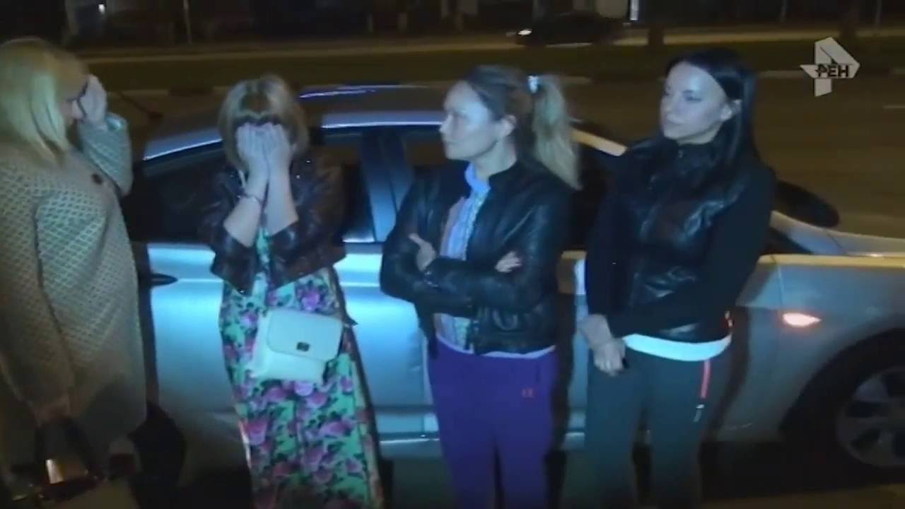 Проститутка отсасывает в машине Проститутка отсасывает в машине