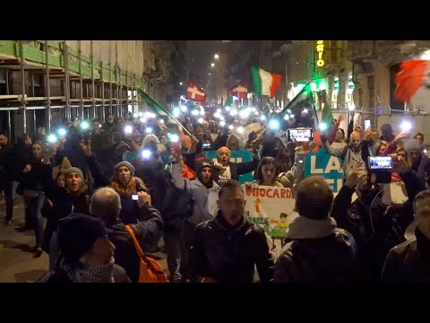 Torino, luci cellulari in corteo: No Green Pass, h 18.30
