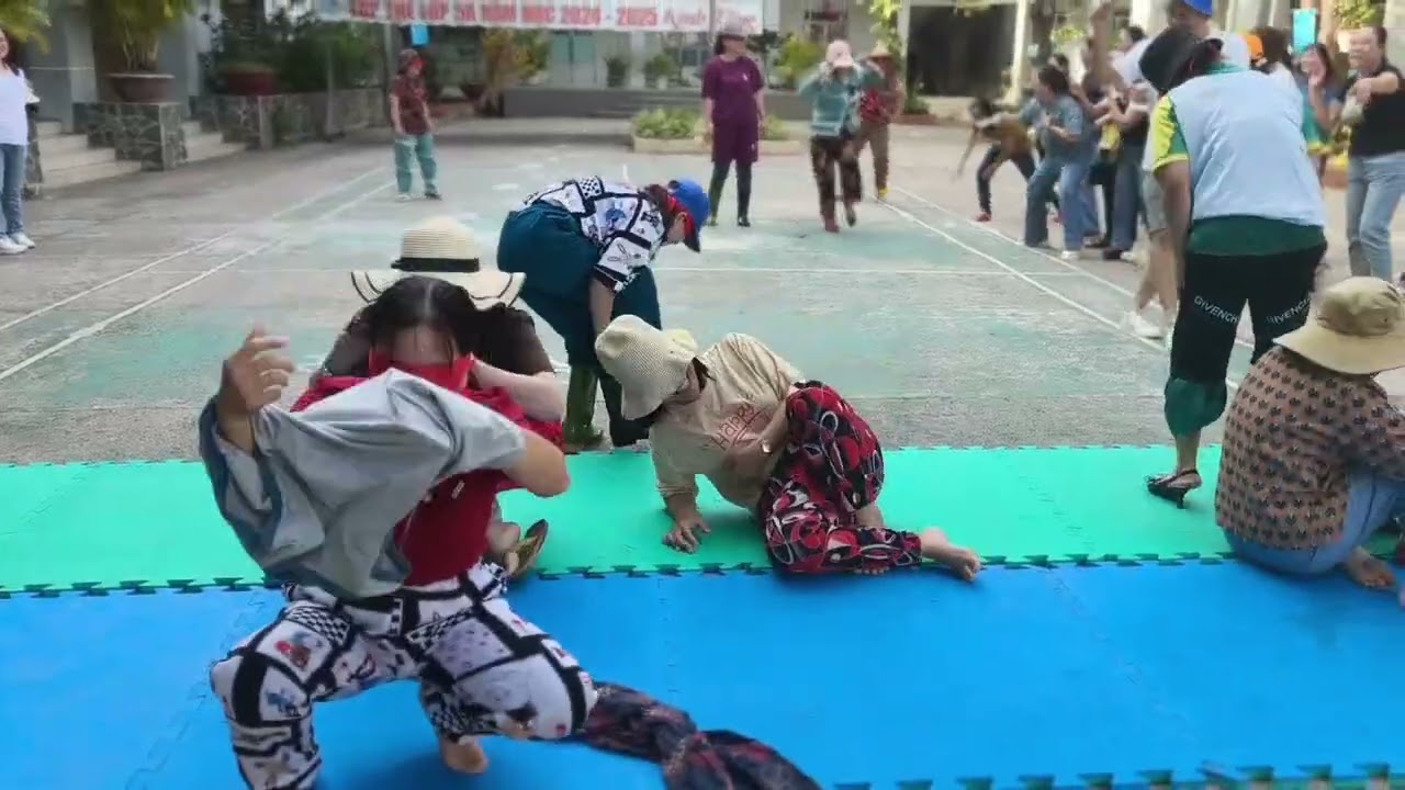 TRÒ CHƠI 8/3: BỊT MẮT MẶC QUẦN ÁO