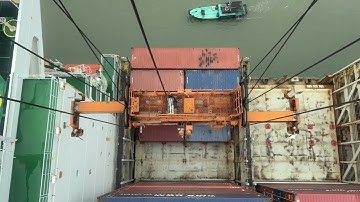 Một ngày thời tiết xấu#Trong công nhân ngành cảng @