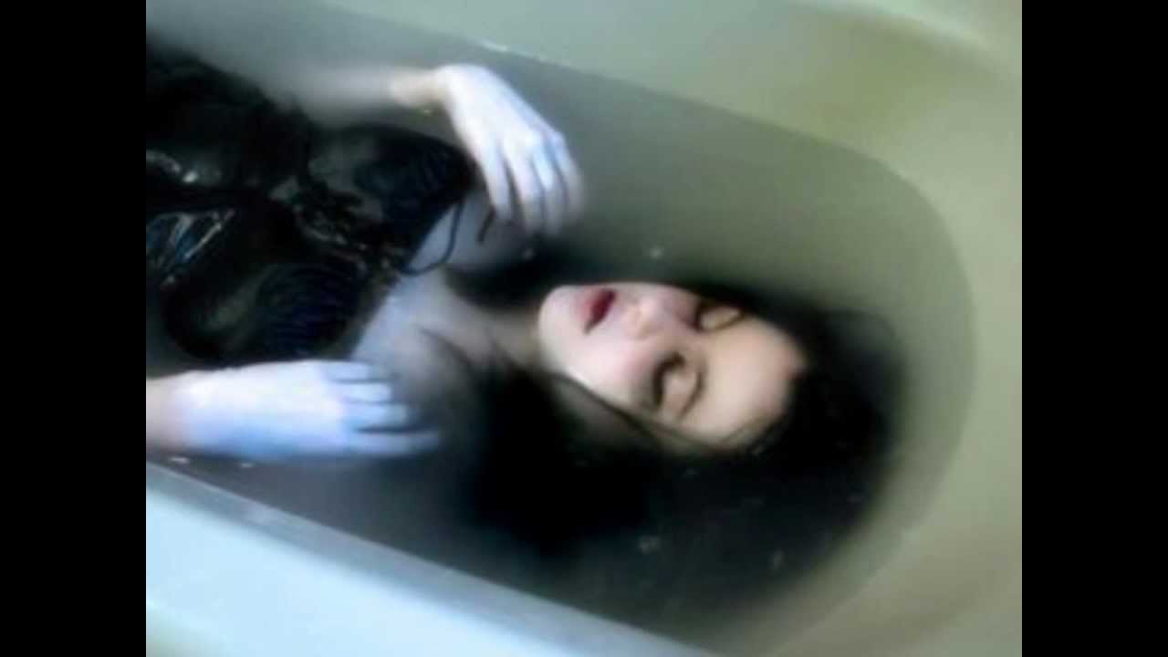 Песня про утонул. Мертвая девушка в ванной. Человек утопился в ванне.