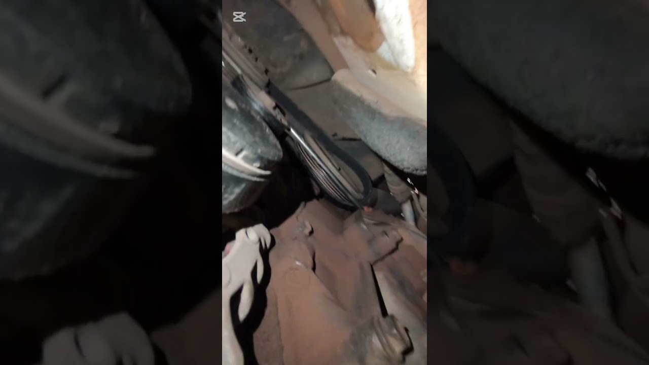 Colocando correia do alternador com chave de fenda. Recurso para quando não tiver as ferramentas