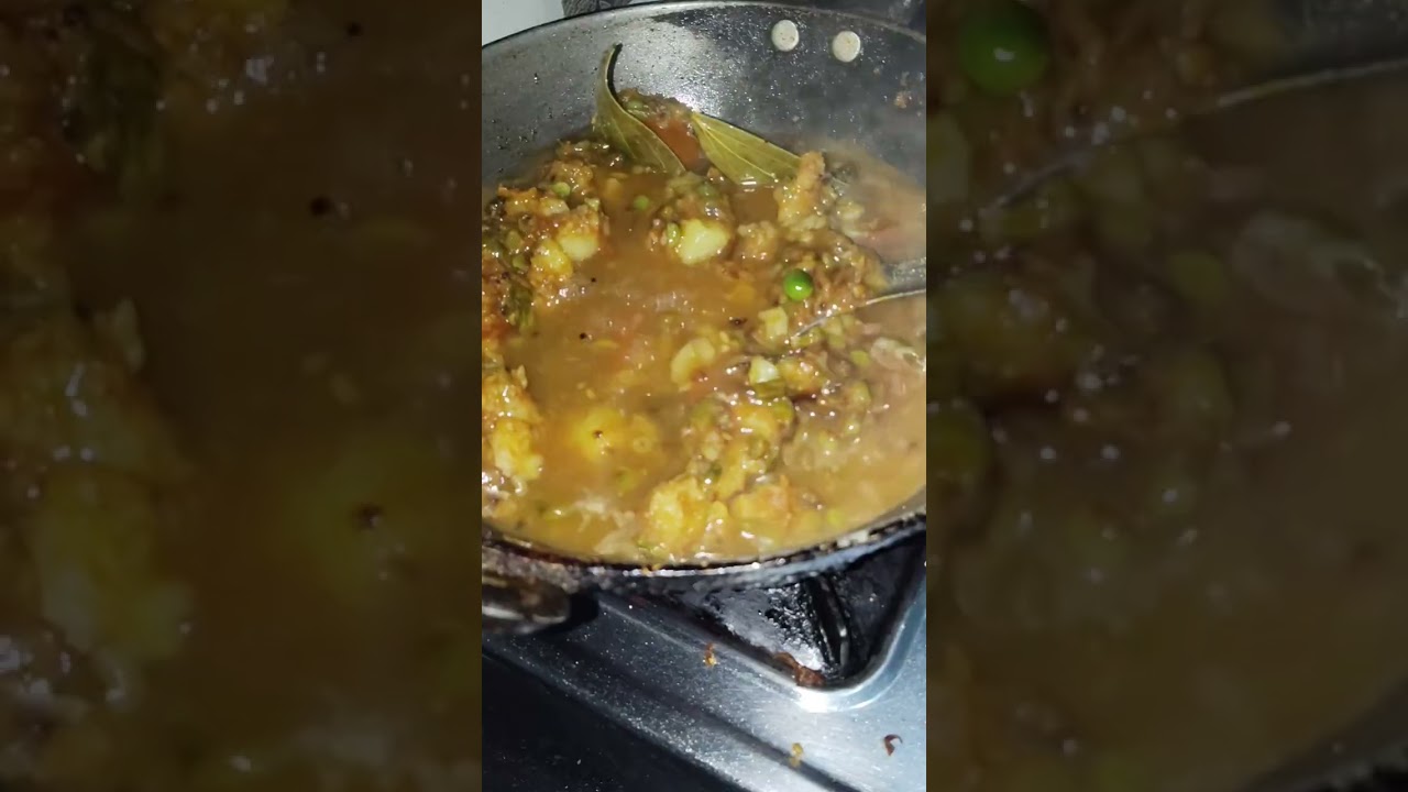 आलू मटर की सब्जी रोटी और साथ में फ्राई राइस 🙏🙏