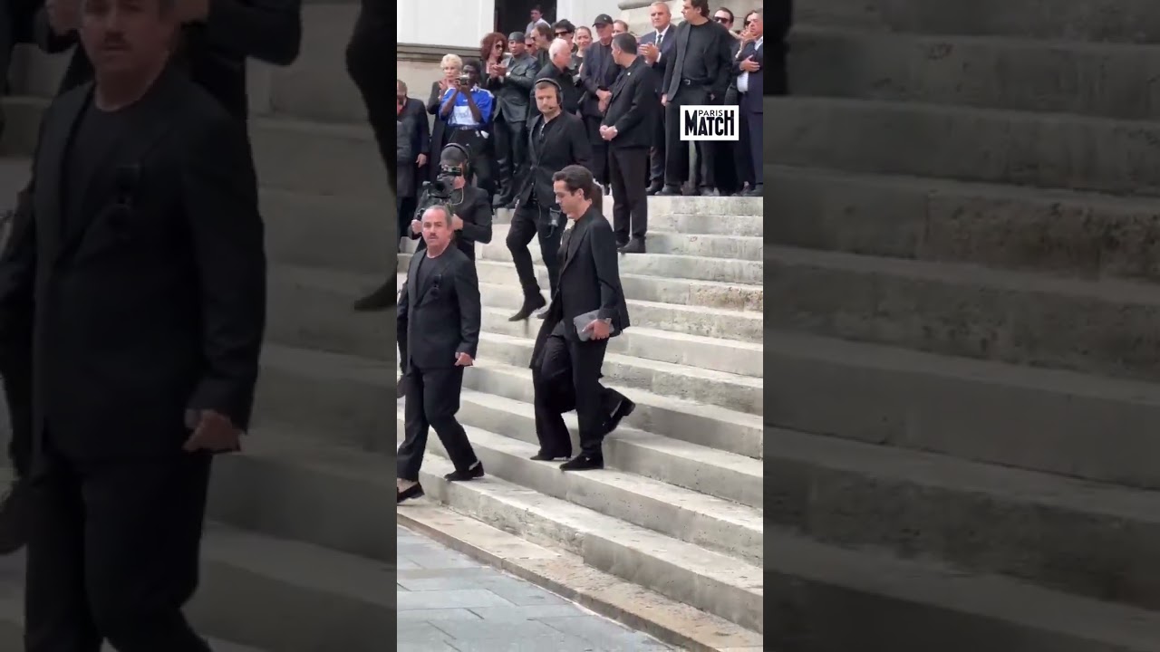 La famille de Thierry Ardisson sort de l'église 