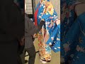 40年のベテラン着付師が振袖を着せていきます