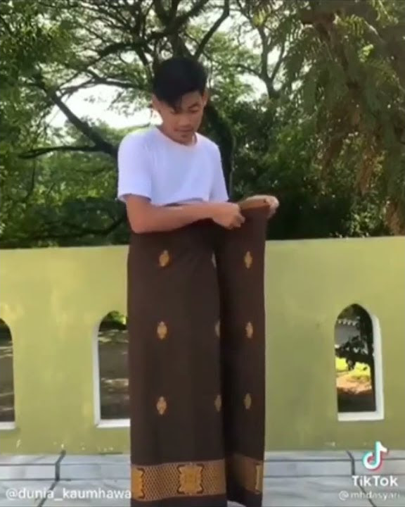 Cara memakai sarung ala anak santri Gontor yang Baik dan Benar #short #sarungindonesia #viral