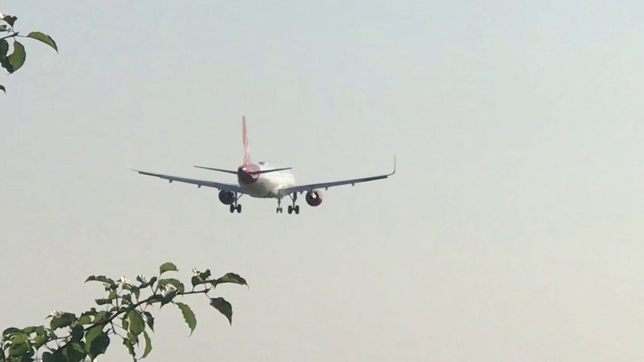 Virgin America Airbus A320-214 [N282VA] landing in RDU