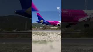 Airplane Makes Low Landing at Skiathos Airport 😳