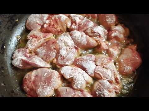 Жареная куриная печень с яблоками и луком.