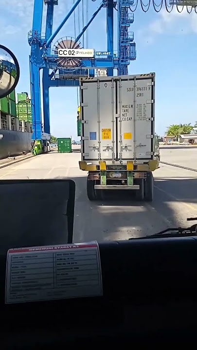 Aktivitas Bongkar Muat Contener di Pelabuhan