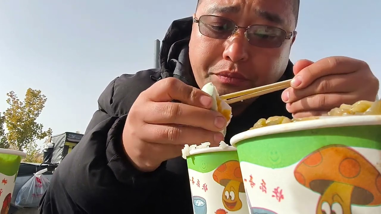 北方人出门吃12元快餐饭量太大，吃的老板娘心惊肉跳，吃不了多久快餐就得涨钱。