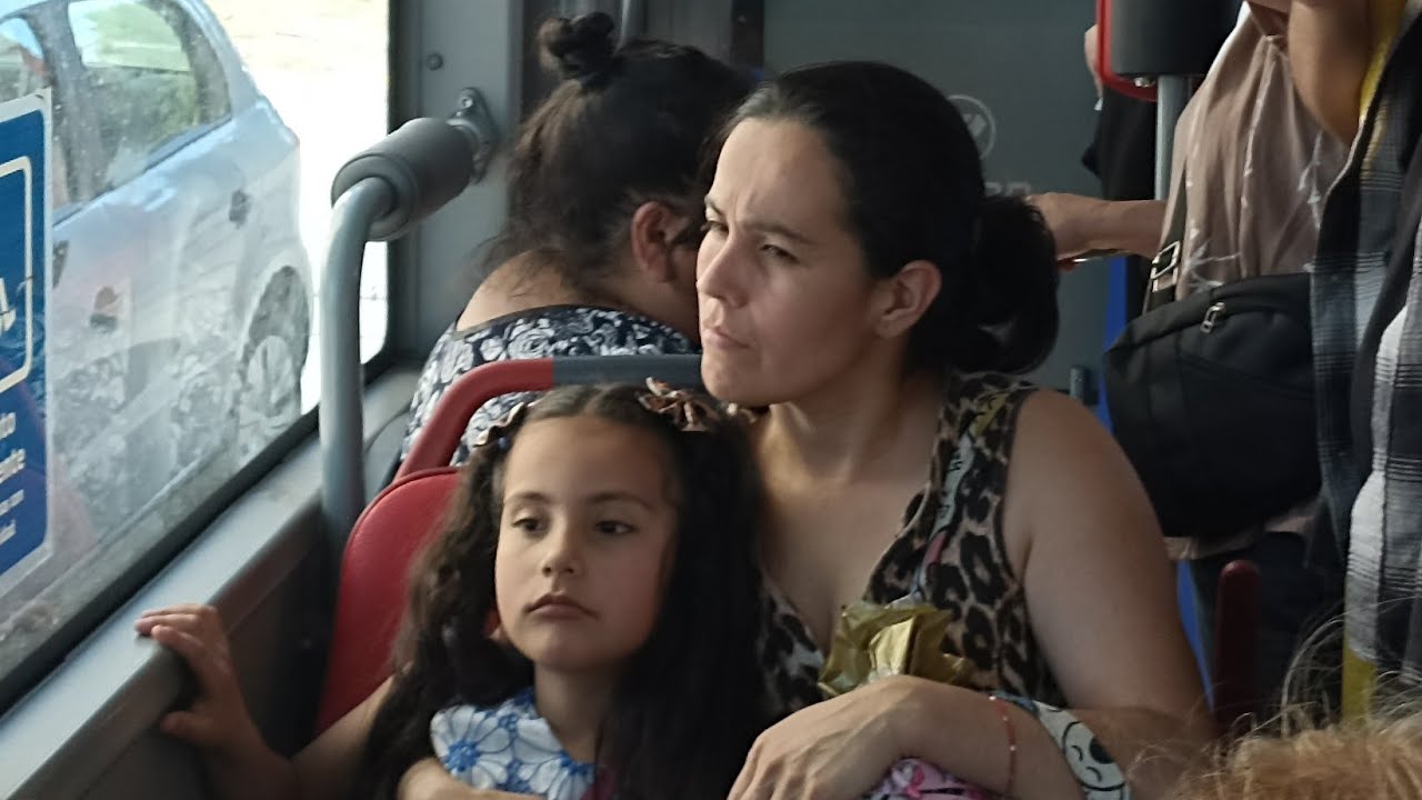 Madre e hija en el bus