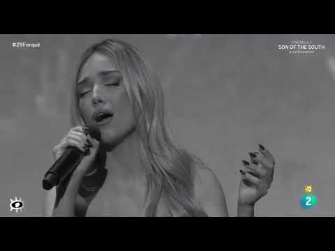Ana Mena canta “Limosna de Amores” en los premios forques