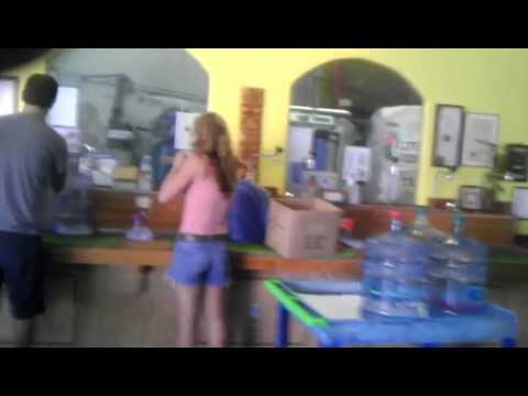 The SAFE way to remove a full 5 gallon glass water bottle from a