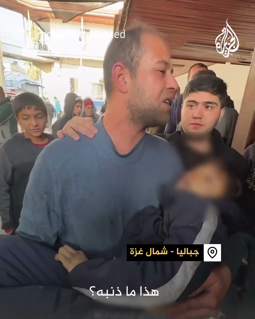 لحظة وداع أب فلسطيني لطفله الشهيد إثر غارة إسرائيلية على غزة