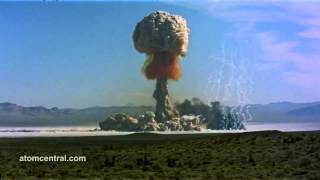 атомный взрыв videos HD(Испытание различных ядерных взрывов, которые наносят немыслимые повреждения всему земному шару., 2014-03-17T22:57:42.000Z)