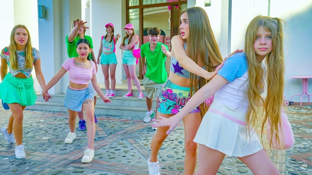 تهرب فتيات باني من المعسكر بسبب لاعبي كرة السلة والمستشارين