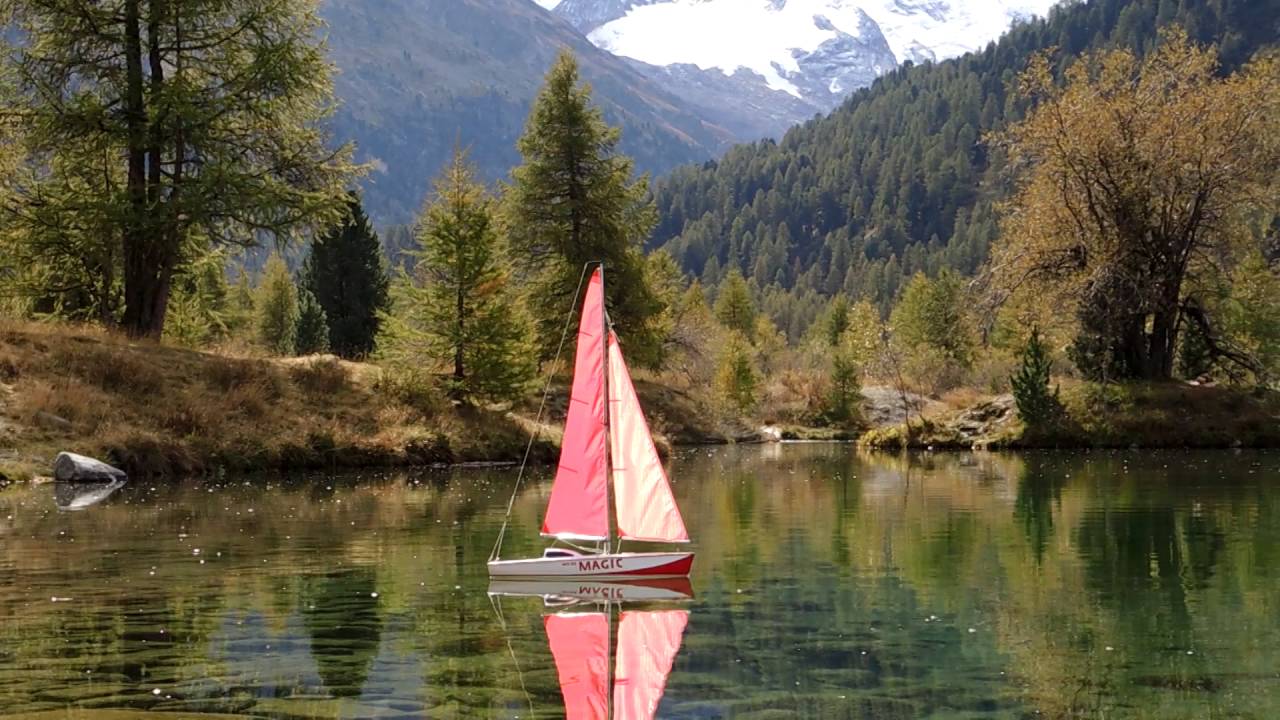Licht und Schatten im Morteratschsee. RC-Segelyacht
