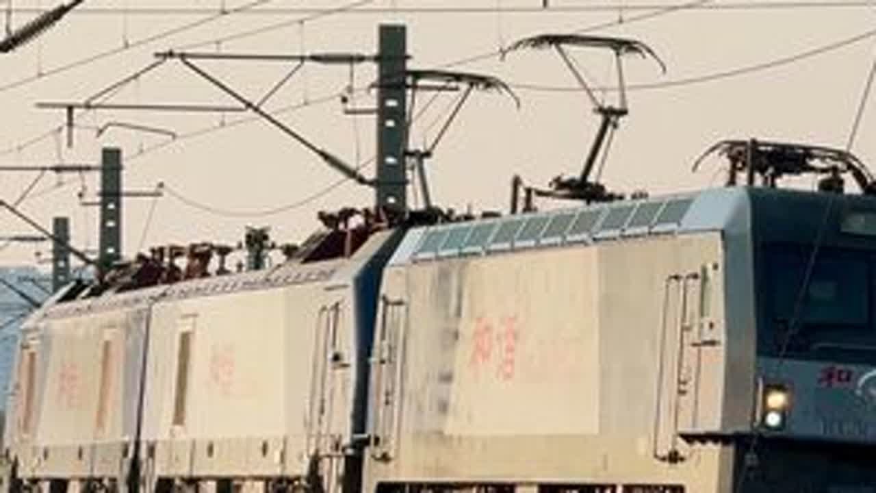 济局西段德内快速通过，济局济段忙碌的小运转，达速运行的轨道车，双机重联放单机，天上不明飞行物，原声盛宴又来了，地上跑的天上飞的，建议连接音响横屏观看🤭