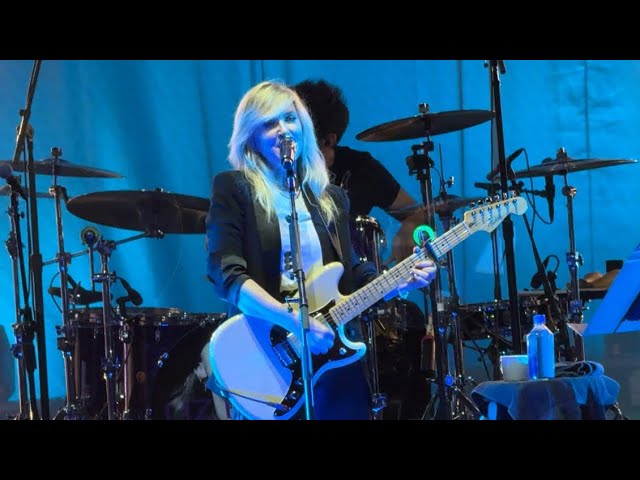 Liz Phair performing Canary (from Exile in Guyville) in Los 