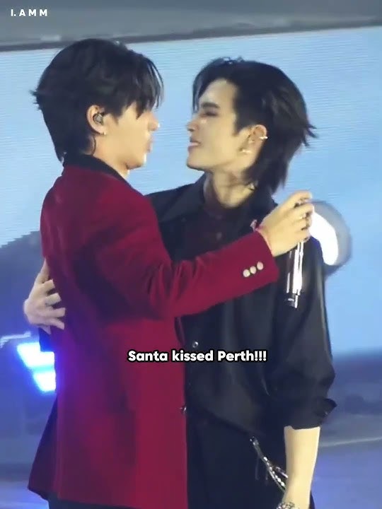 Santa kissed Perth like a routine they always do #perthsanta #lolfanfest2025