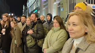Смертельное брейк-данс шоу на Никольской улице в Москве Нервных и девушек прошу не смотреть! #Moscow