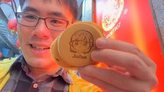 Eating Taiwanese Wheel Cake (Che Lun Bing) in Jiufen