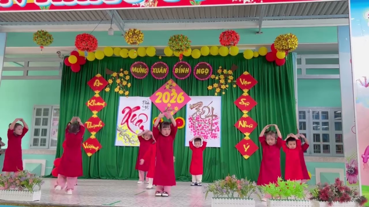 Dâu Tây múa Tết 2026