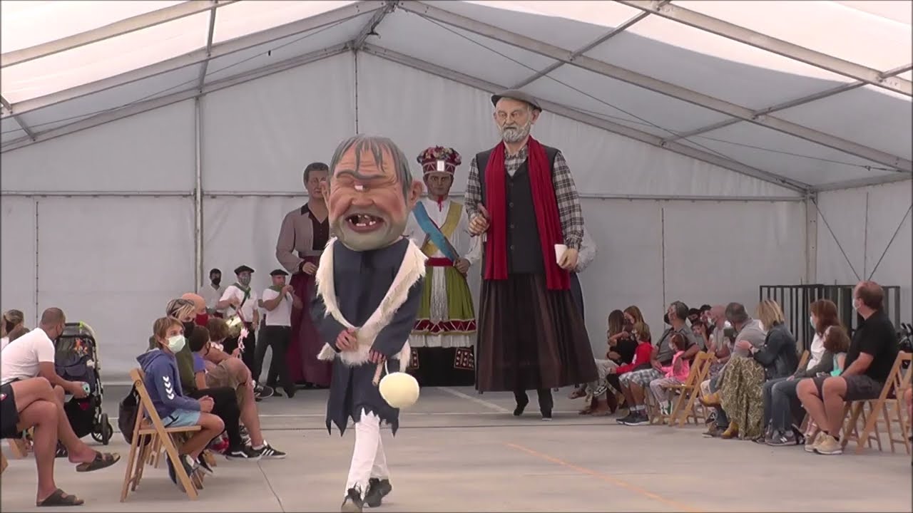 Actuación de los Gigantes del Valle de Egüés en la carpa del Joakin Lizarraga (8 de agosto de 2021)