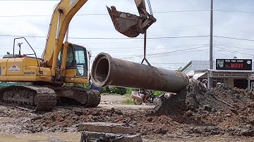 Xe cuốc lắp đặt cống thoát nước