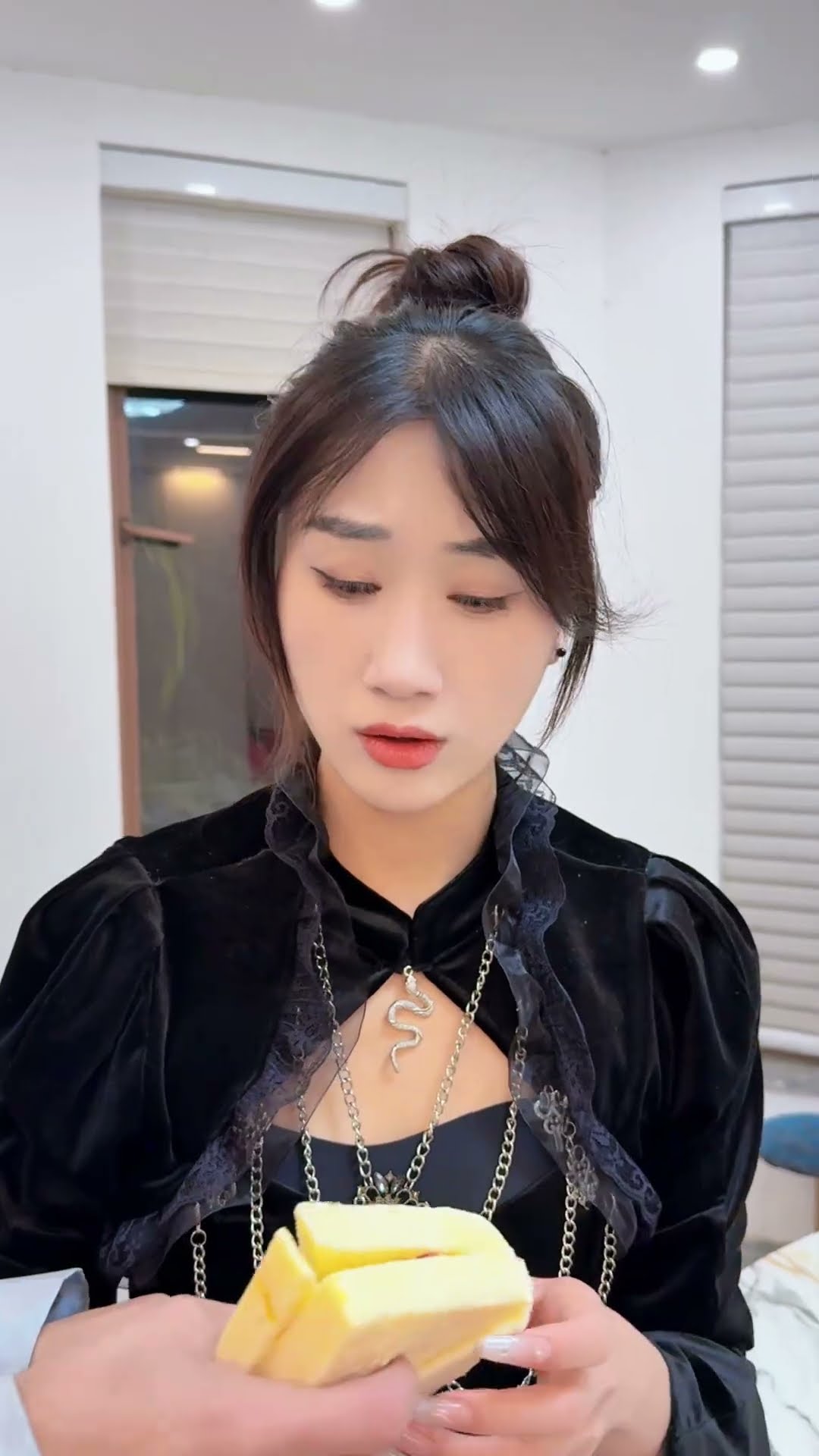 白天使在面包里放辣椒#short #angel #clown