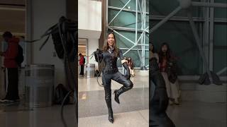 Distracting Batman at NYCC in full Catwoman cosplay 🖤🐱